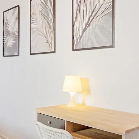 Livinglike-4p-central-modern-private-parking דירה *