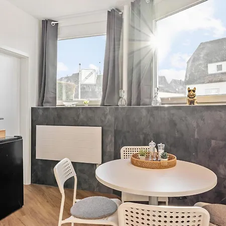 Livinglike-4p-central-modern-private-parking דירה *