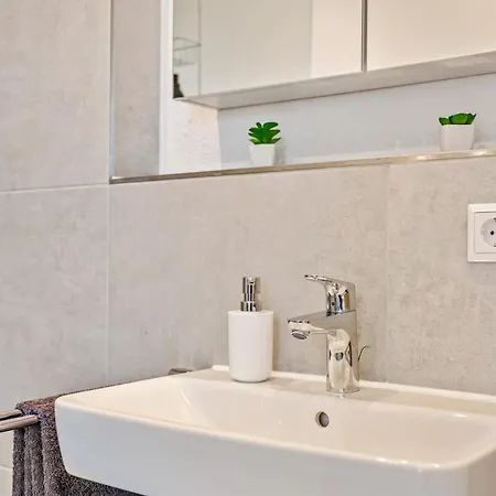דירה Livinglike-4p-central-modern-private-parking *