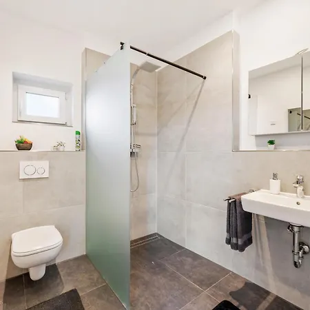 Livinglike-4p-central-modern-private-parking דירה