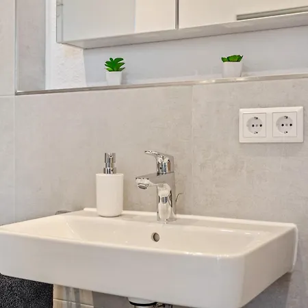 Livinglike-4p-central-modern-private-parking דירה